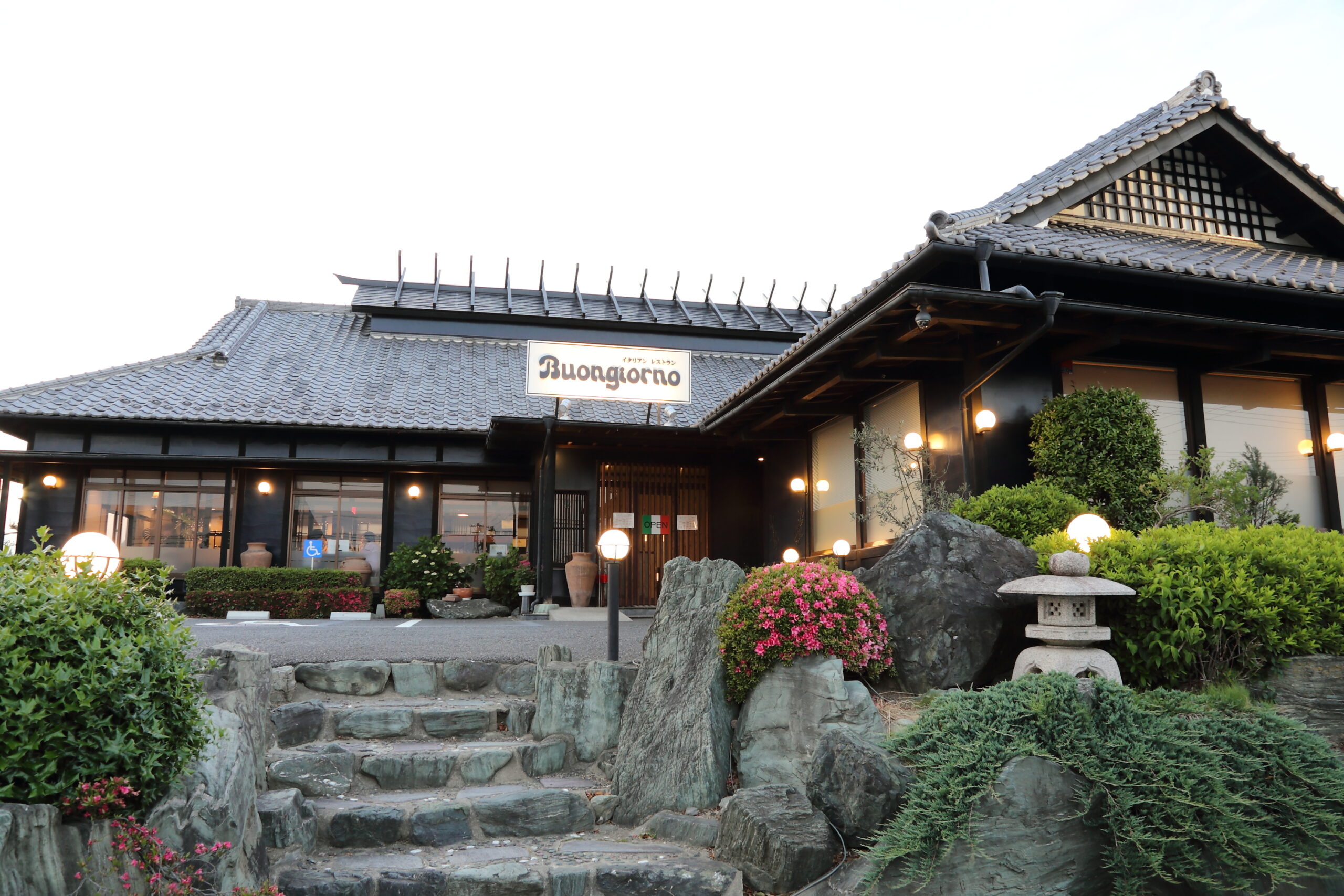 ボンジョルノ クッチーナ店外観_夕景